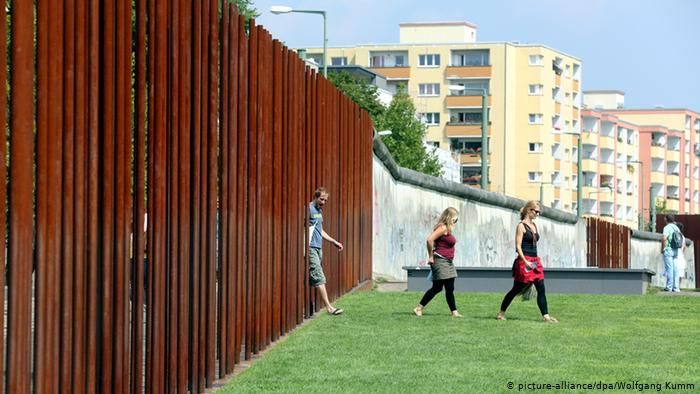   1 :    (Berliner Mauer) :       (Bernauer Straße),   ,     1,4  :    (www.dw.com)