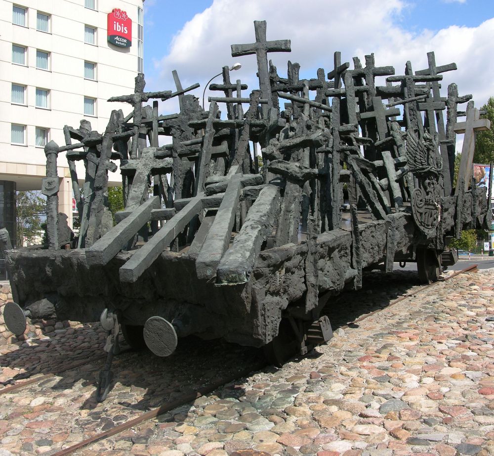   1 :       ( Pomnik Poległym i Pomordowanym na Wschodzie) :        :  Adrian Grycuk / https://ru.wikipedia.org