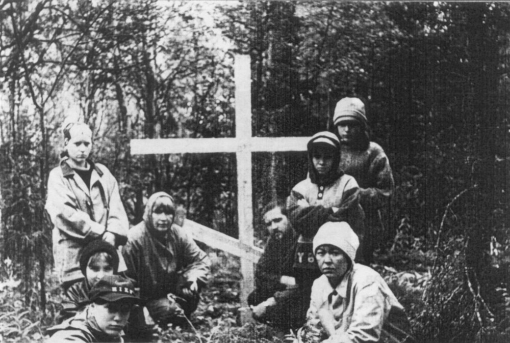 Номер фотографии 1 : Памятные кресты на двух участках лагерного кладбища (77 могил) : местечко Беленовичи близ пос. Мескашор Воркутинского р-на